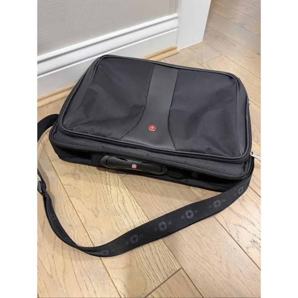 NEW Wenger SwissGear Laptop Messenger Bag!